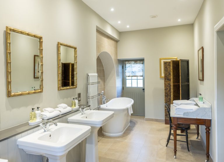 Sleeping partner bathroom 768x554